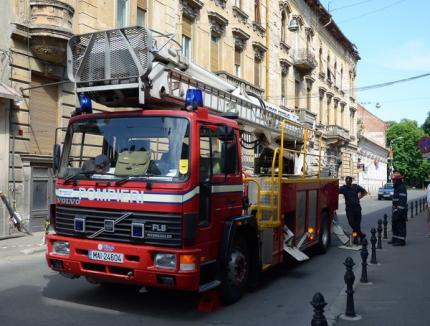 De ziua lor, pompierii defilează cu autospecialele prin oraş